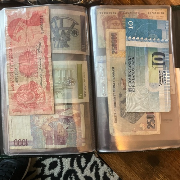 Vintage and old coins and currency around the world - Picture 6 of 10